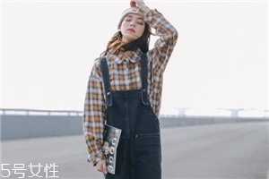 背帶褲怎么搭配？超減齡的小清新裝扮