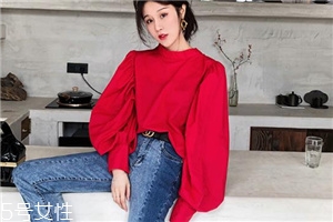 拼色牛仔褲怎么搭配？開春的最火的一條褲子