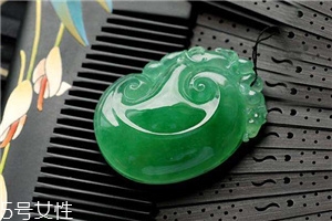 翡翠起膠是什么意思？起膠現(xiàn)象屬于高檔翡翠