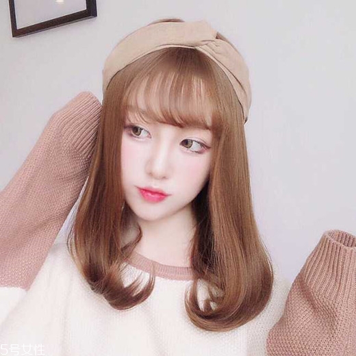 矮個子女生適合什么短發(fā)？氣質(zhì)齊肩卷發(fā)