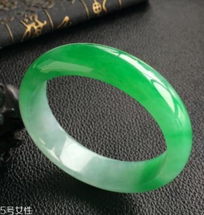 翡翠手鐲怎么看水頭？行家教你這樣挑