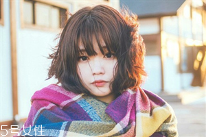 矮個子女生適合什么短發(fā)？氣質(zhì)齊肩卷發(fā)