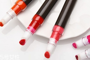 唇蜜可以單獨(dú)使用嗎？搭配其他產(chǎn)品效果更好