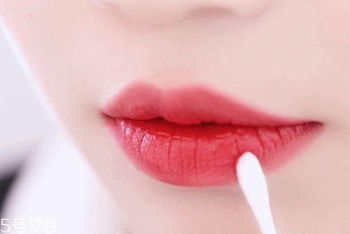 透明唇蜜哪個(gè)牌子好？打造玻璃唇效果