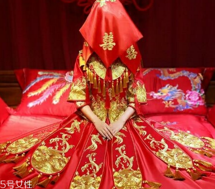 中式秀禾服和西式婚紗哪個好看？打造完美新娘