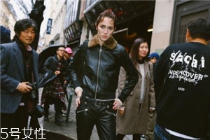 皮衣下面搭配什么好看？玩出個(gè)性混搭風(fēng)