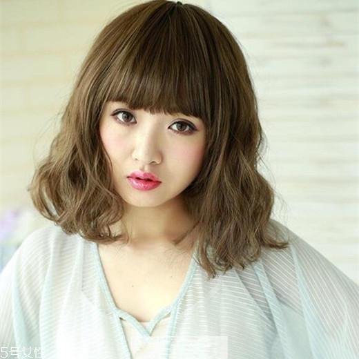 矮個子女生適合什么短發(fā)？氣質(zhì)齊肩卷發(fā)