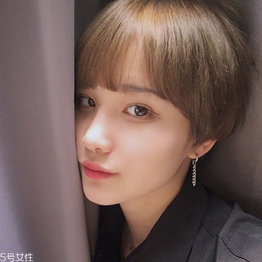 女生發(fā)質(zhì)軟適合什么發(fā)型？胖圓臉顯瘦發(fā)型參考