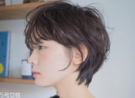 短頭發(fā)染什么顏色好看洋氣顯白？短發(fā)這樣弄好看又大方