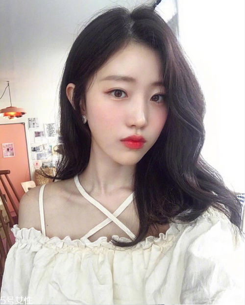 發(fā)量多女生適合什么發(fā)型？形象百變的你
