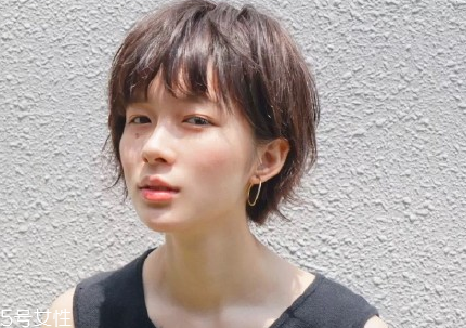 短頭發(fā)染什么顏色好看洋氣顯白？短發(fā)這樣弄好看又大方