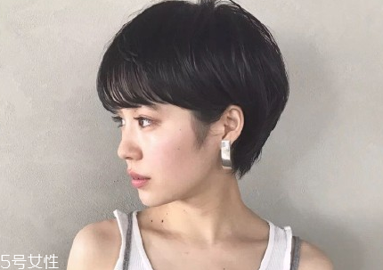 短頭發(fā)染什么顏色好看洋氣顯白？短發(fā)這樣弄好看又大方
