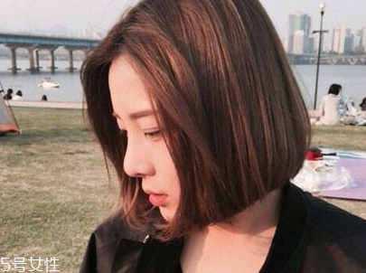 短頭發(fā)染什么顏色好看洋氣顯白？短發(fā)這樣弄好看又大方