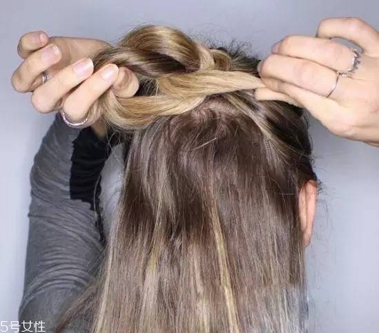 女生冬天長發(fā)怎么編好看？長發(fā)妹紙才懂得的痛