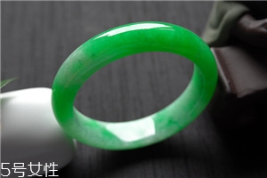 翡翠手鐲怎么戴進去？巧用肥皂水來幫忙
