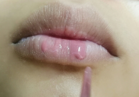 唇彩和口紅哪個危害大？