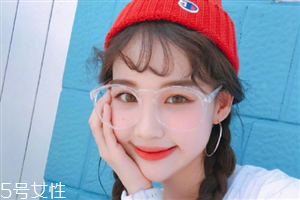 冬天戴帽子怎么扎頭發(fā)好？法式魚骨辮編發(fā)很特別