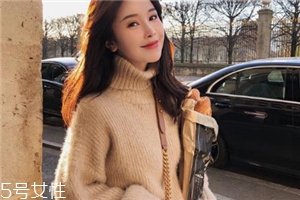 毛衣粘了碎頭發(fā)怎么辦？巧妙利用透明膠帶