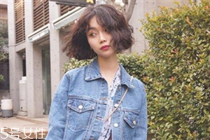 小波浪卷發(fā)怎么打理？焦糖色頭發(fā)超百搭