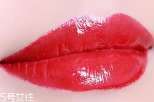 怎么涂口紅不顯唇紋？關(guān)鍵是做好打底