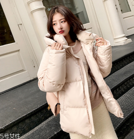 短款羽絨服怎么搭配？小個子女生的顯高利器