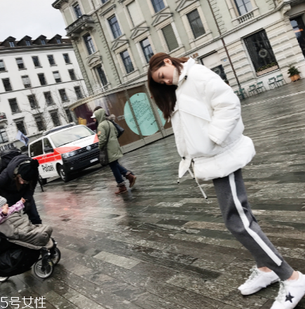 短款羽絨服怎么搭配？小個子女生的顯高利器