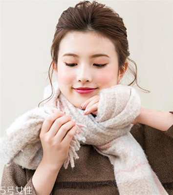 冬天系圍巾怎么扎頭發(fā)？適合搭配羽絨服的發(fā)型