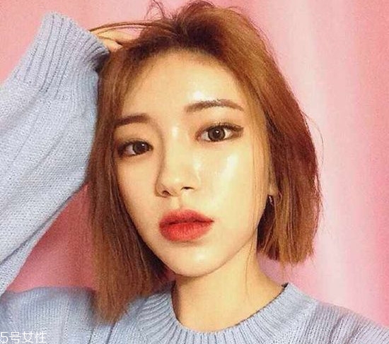 小波浪卷發(fā)怎么打理？焦糖色頭發(fā)超百搭