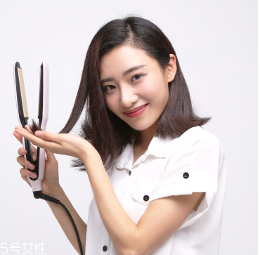 直發(fā)怎么弄卷發(fā)？直發(fā)夾板可以弄內(nèi)扣