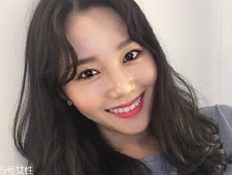 凌亂小卷中長發(fā)怎么弄好看？超美的凌亂小卷中長發(fā)
