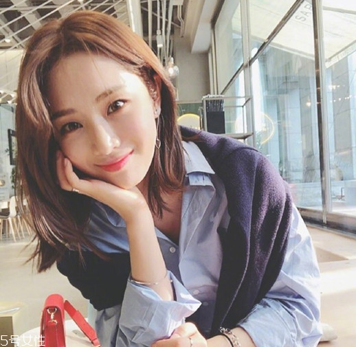小波浪卷發(fā)怎么打理？焦糖色頭發(fā)超百搭