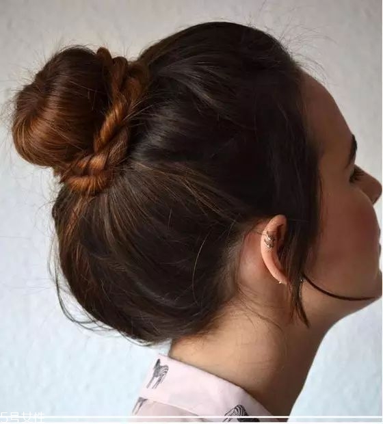 冬天系圍巾怎么扎頭發(fā)？適合搭配羽絨服的發(fā)型