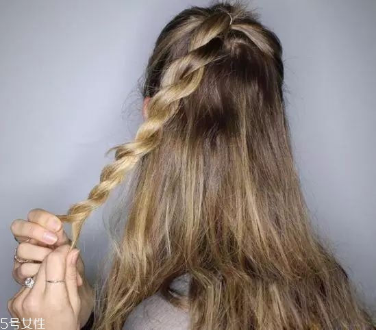 女生冬天長發(fā)怎么編好看？長發(fā)妹紙才懂得的痛