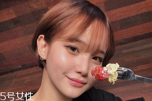 2018冬天流行什么發(fā)色？簡單漂亮的披肩發(fā)