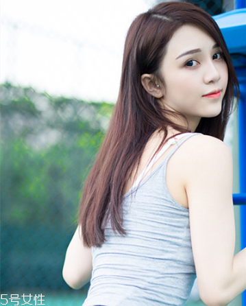 秋冬適合什么顏色的頭發(fā)？再燙個(gè)卷發(fā)更秋冬