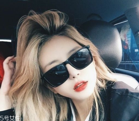 秋冬適合什么顏色的頭發(fā)？再燙個(gè)卷發(fā)更秋冬