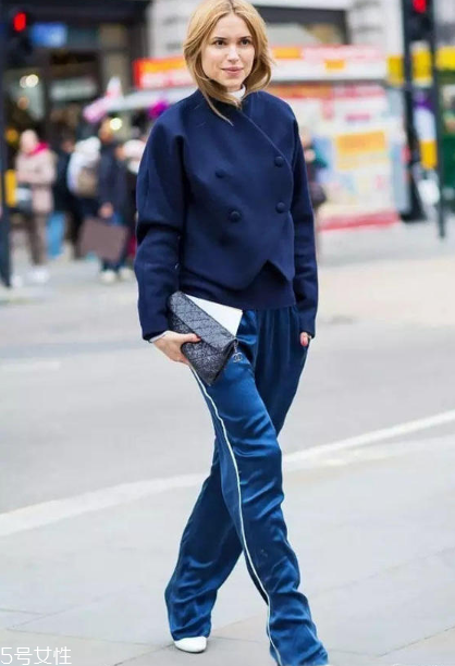 校服褲配什么上衣？舒適時尚兩不誤