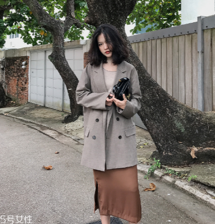 格紋西裝怎么搭配？初春必備的?？釂纹?></p><h3>格紋西裝好看嗎</h3><p>今年的寒冬馬上就要結(jié)束了，很多人都已經(jīng)開始囤春裝了，提到春裝，每年的流行元素里面都會有格紋，不管是格紋大衣還是格紋外套，只要和格紋沾邊的都很時(shí)尚。</p><p style=