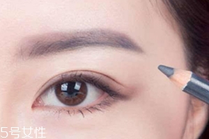 眉筆顏色怎么選擇？與發(fā)色一致不出錯