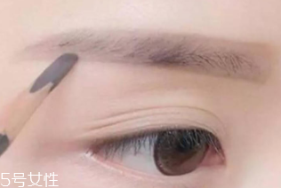 眉筆顏色怎么選擇？與發(fā)色一致不出錯