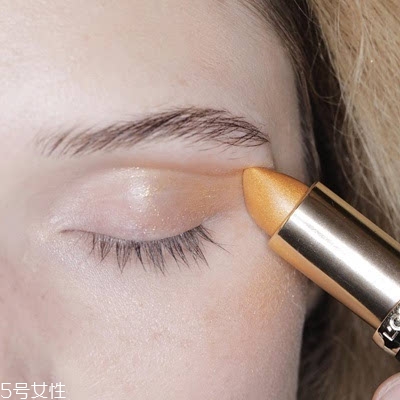 金色口紅怎么搭配好看？這樣輕松駕馭