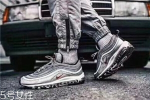 運(yùn)動(dòng)鞋可以干洗嗎？盡量自己擦洗