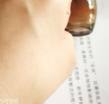 雅詩蘭黛精華液多少錢？年輕肌膚的秘密