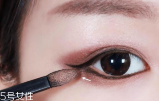 內(nèi)雙怎么畫眼影？使用啞光OR微珠光眼影