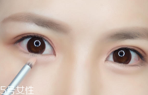 內(nèi)雙怎么畫眼影？使用啞光OR微珠光眼影