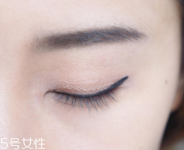 內(nèi)雙怎么畫眼影？使用啞光OR微珠光眼影