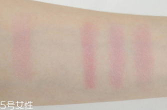 makeup revolution心形腮紅好用嗎？微閃蜜桃色彩