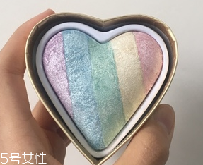 makeup revolution心形腮紅好用嗎？微閃蜜桃色彩