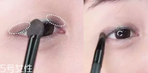 眼皮腫適合什么眼影？選用啞光色避開(kāi)珠光色
