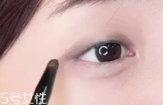 眼皮腫適合什么眼影？選用啞光色避開(kāi)珠光色